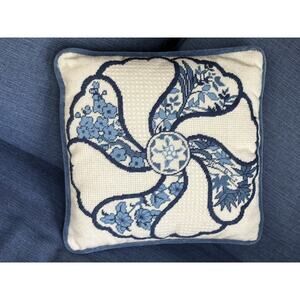 Vintage Handmade Aubusson Style 14x14’’ Petit Point Needlepoint Flower Pillow